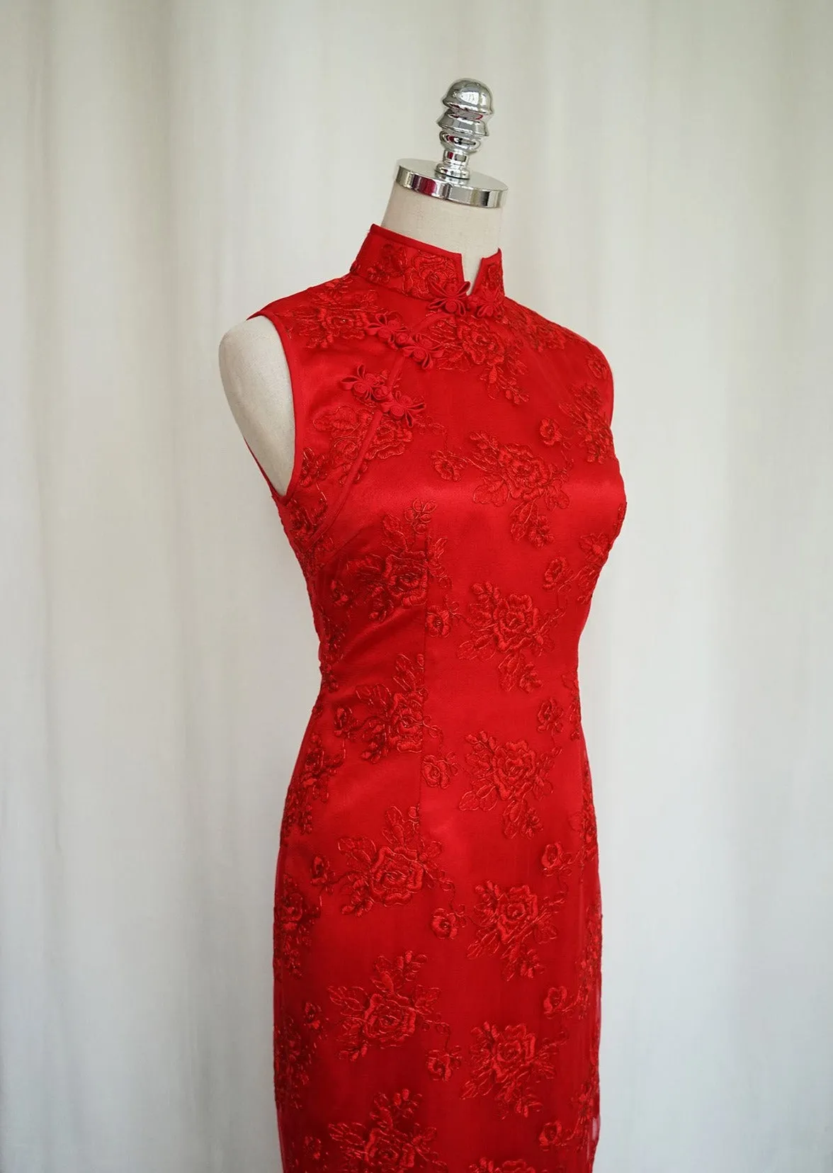 Sleeveless Redstar Lace Qipao - RTW